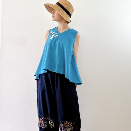 貝殻刺繍のノースリーブブラウス｜ターコイズブルー
