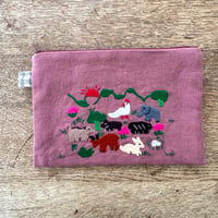 ラオス｜モン族の手刺繍ポーチ・中｜動物の楽園・あずき色