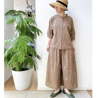 野の花刺繍のブラウスとパンツのセットアップ｜ブラウン