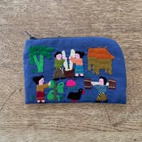 ラオス｜モン族の手刺繍ポーチ・小｜農村の生活風景・青