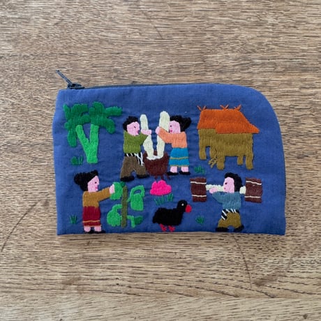 ラオス｜モン族の手刺繍ポーチ・小｜農村の生活風景・青