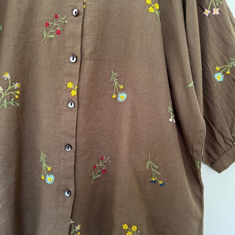 野の花刺繍のブラウスとパンツのセットアップ｜ブラウン