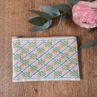ラオス｜モン族の手刺繍ポーチ｜白地・Mサイズ