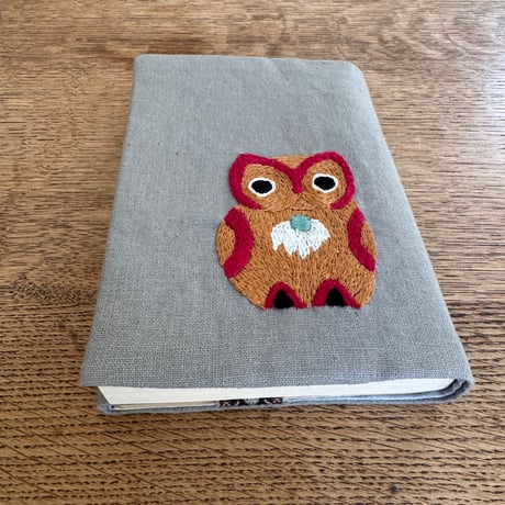 ミャンマー｜手刺繍ブックカバー｜フクロウ・グレージュ