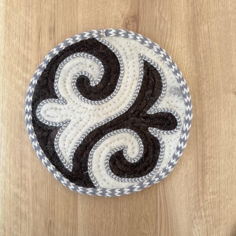 あざらし　カザフ刺繍カバーとアンティークスープ皿 SHOFU 松風製陶器會社 ショーフーチャイナ 金彩アザミ？柄 丸皿