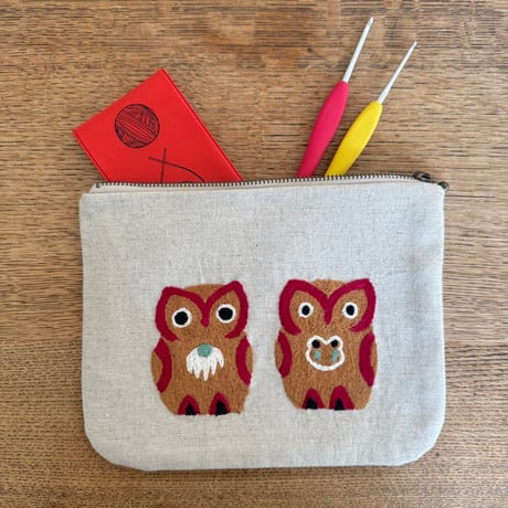 ミャンマー｜手刺繍ポーチ｜フクロウ・生成り（内布 グリーン）