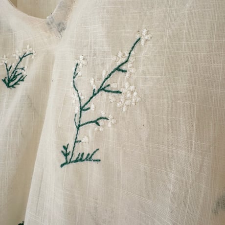 ハーブ刺繍のプルオーバー｜オフホワイト