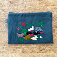 ラオス｜モン族の手刺繍ポーチ・中｜動物の楽園・青緑