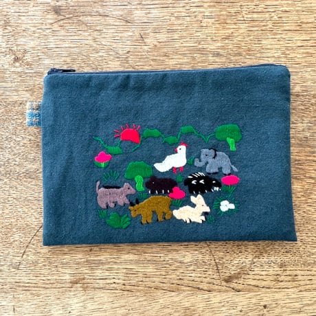 ラオス｜モン族の手刺繍ポーチ・中｜動物の楽園・青緑