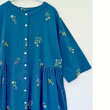 青の刺繍ワンピース＋保冷バッグのセット