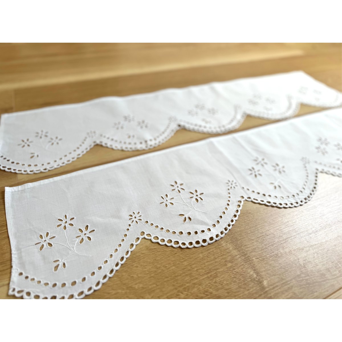 I359 L 2 45R ダンガリーカットワークパンツ 花刺繍 レディース ハンガリー｜刺繍の棚飾り・花のカットワーク 2枚セット | Bahar