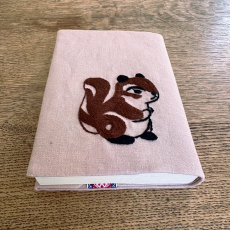 ミャンマー｜手刺繍ブックカバー｜リス・ピンク