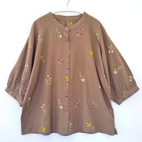 野の花刺繍のブラウスとパンツのセットアップ｜ブラウン