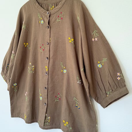 野の花刺繍のブラウスとパンツのセットアップ｜ブラウン