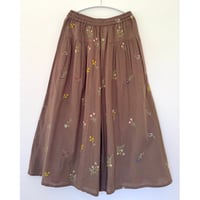 野の花刺繍のパンツ｜ブラウン