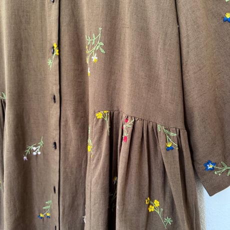 【チャリティー】野の花刺繍のワンピース｜ブラウン