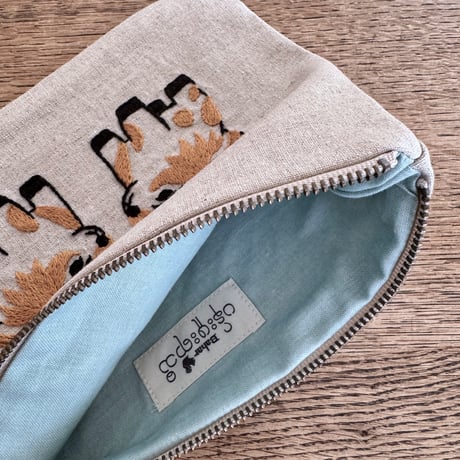 ミャンマー｜手刺繍ポーチ｜イヌ・生成り（内布 水色）
