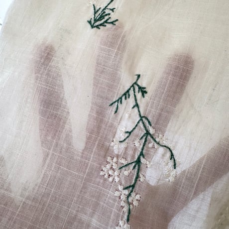ハーブ刺繍のプルオーバー｜オフホワイト