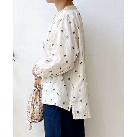小花刺繍のブラウス｜生成り