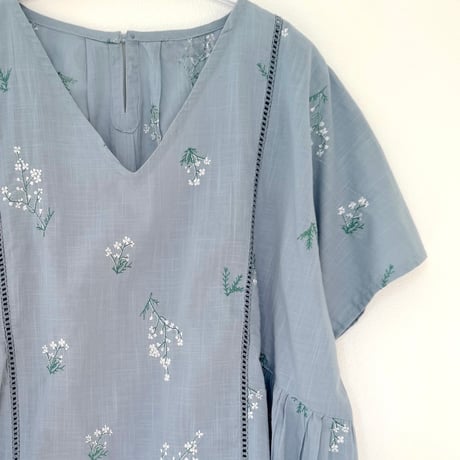 ハーブ刺繍のプルオーバー｜サックスブルー