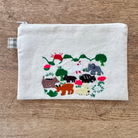 ラオス｜モン族の手刺繍ポーチ・中｜動物の楽園・生成り