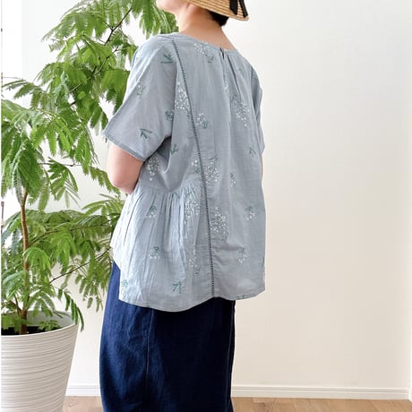 ハーブ刺繍のプルオーバー｜サックスブルー