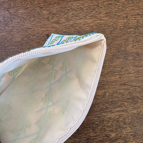 ラオス｜モン族の手刺繍ポーチ｜白地・Mサイズ