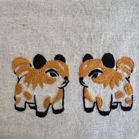 ミャンマー｜手刺繍ポーチ｜イヌ・生成り（内布 水色）