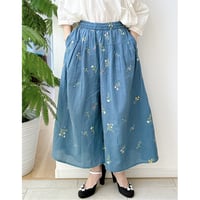 野の花刺繍のパンツ｜ブルー