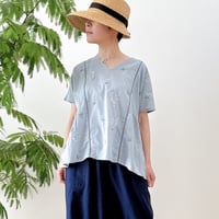 ハーブ刺繍のプルオーバー｜サックスブルー