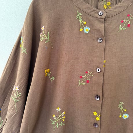 野の花刺繍のブラウスとパンツのセットアップ｜ブラウン