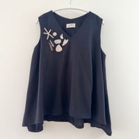 貝殻刺繍のノースリーブブラウス｜ブラックB