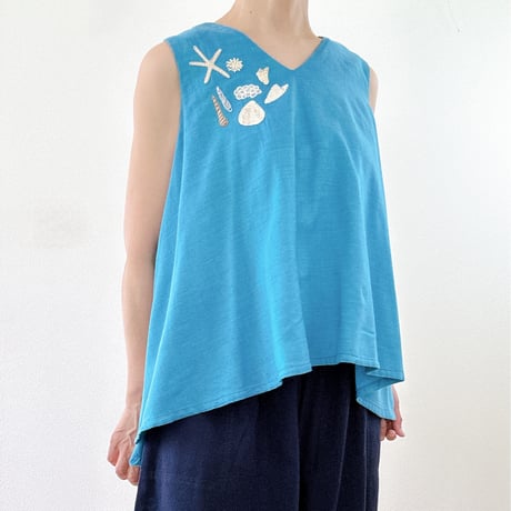 貝殻刺繍のノースリーブブラウス｜ターコイズブルー