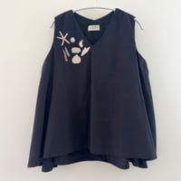 貝殻刺繍のノースリーブブラウス｜ブラックA