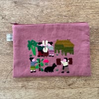 ラオス｜モン族の手刺繍ポーチ・中｜農村の生活風景・あずき色