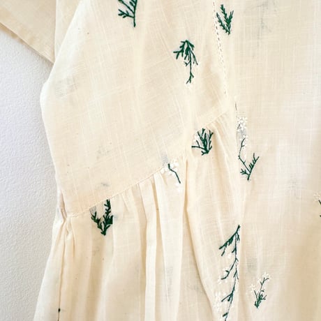 ハーブ刺繍のプルオーバー｜オフホワイト
