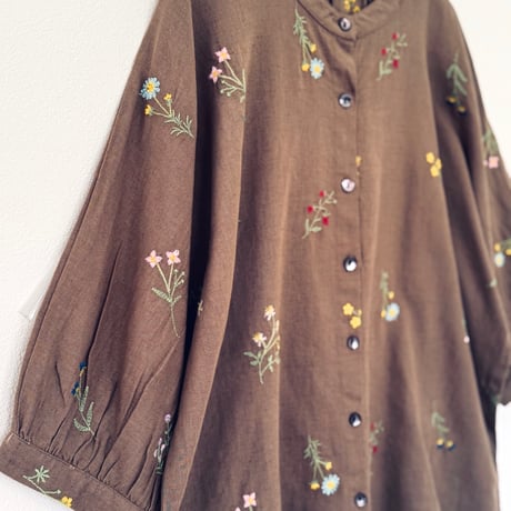 野の花刺繍のブラウスとパンツのセットアップ｜ブラウン