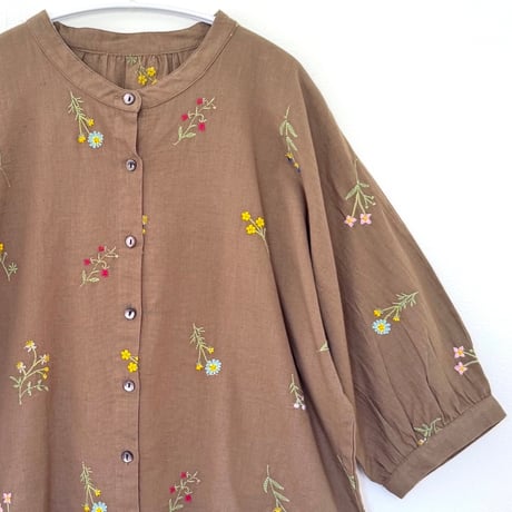 野の花刺繍のブラウスとパンツのセットアップ｜ブラウン