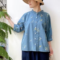 野の花刺繍のブラウス｜ブルー