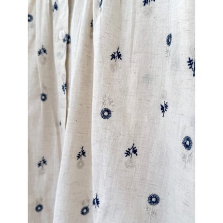 小花刺繍のブラウス｜生成り