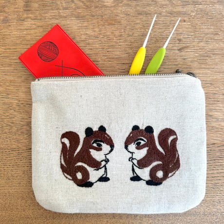 ミャンマー｜手刺繍ポーチ｜リス・生成り（内布 水色）