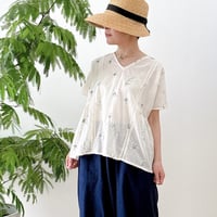 ハーブ刺繍のプルオーバー｜オフホワイト