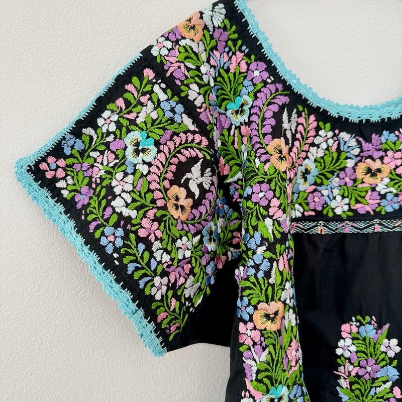 オアハカの刺繍ブラウス サン・アントニーノ fino 黒地にマルチ オアハカの刺繍ブラウス サン・アントニーノ fino 黒地にマルチ