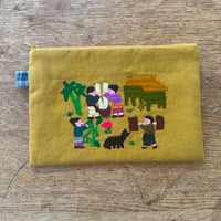 ラオス｜モン族の手刺繍ポーチ・中｜農村の生活風景・からし色