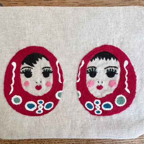 ミャンマー｜手刺繍ポーチ｜ピッタインダウン・生成り（内布 グリーン）