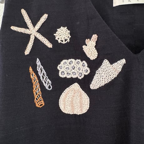 貝殻刺繍のノースリーブブラウス｜ブラックA