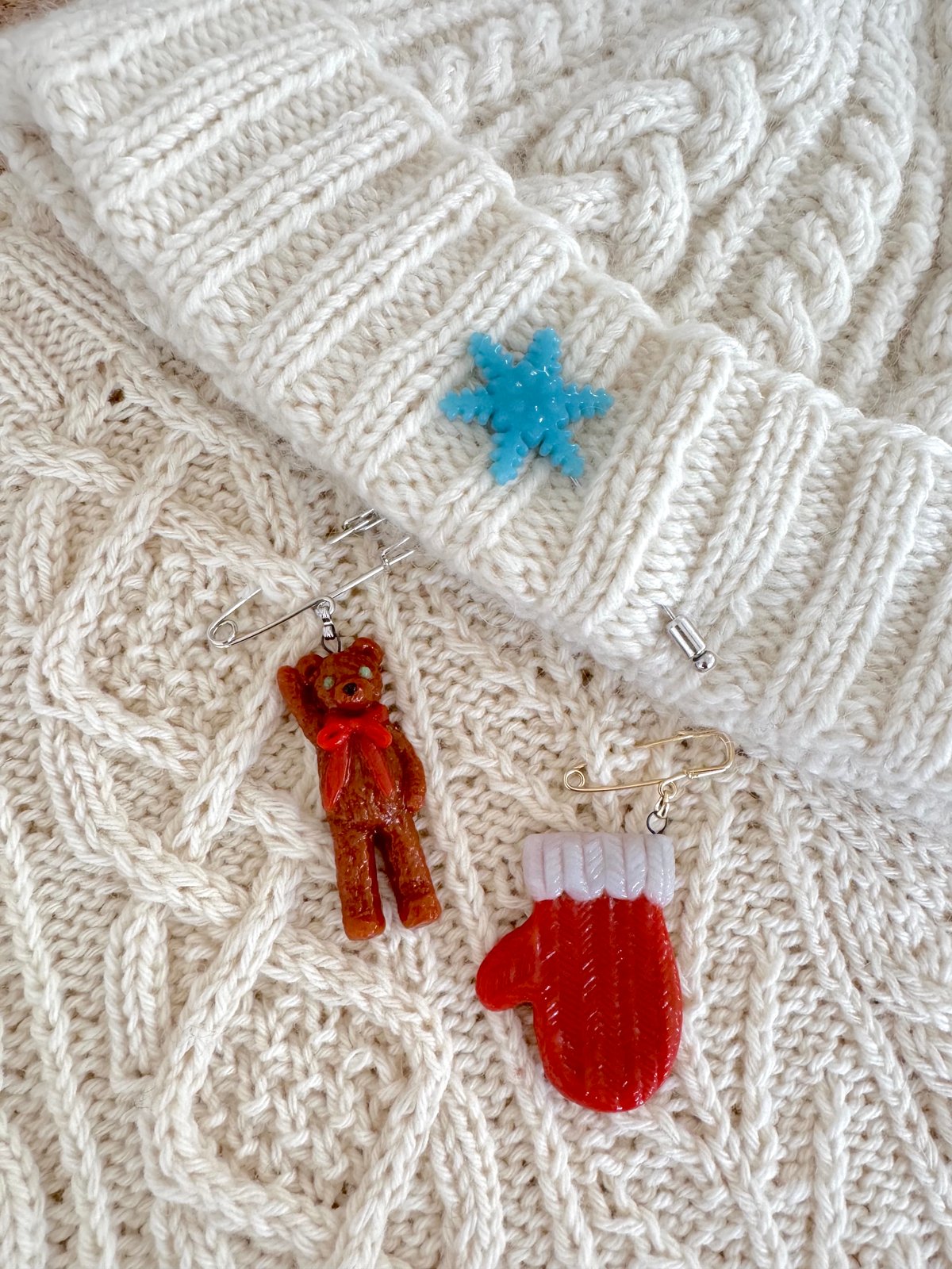 クマの形ガラス　ブローチ 土井朋子　作家 クマの形ガラス ブローチ 土井朋子 作家