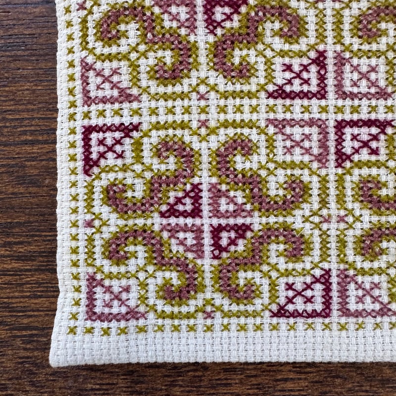 ラオス｜モン族の手刺繍ポーチ｜白地・Mサイズ | Bahar Shop