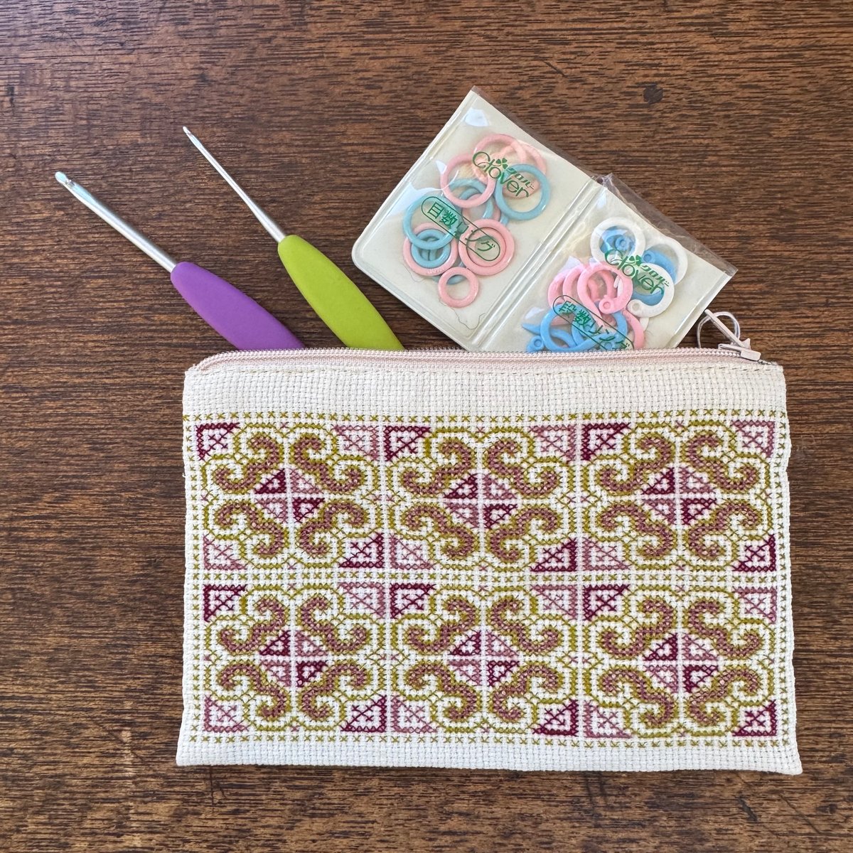ラオス｜モン族の手刺繍ポーチ｜白地・Mサイズ | Bahar Shop