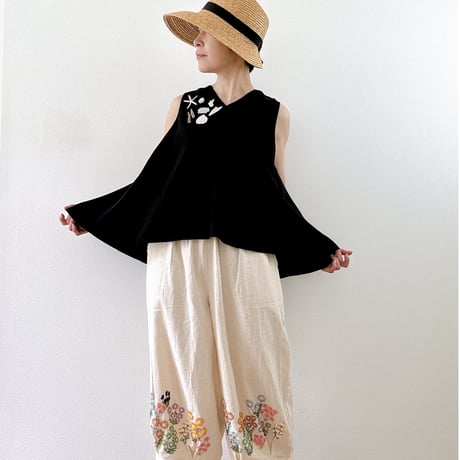 貝殻刺繍のノースリーブブラウス｜ブラックB